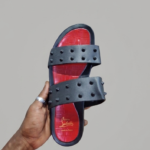 Christian Louboutin ​Modelo: Loubi Flip / Pool Fun Slide (Variante com tiras duplas e spikes)